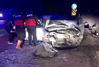SİNAN GÜMÜŞ - İki Otomobil Çarpıştı Açıklaması 10 Yaralı