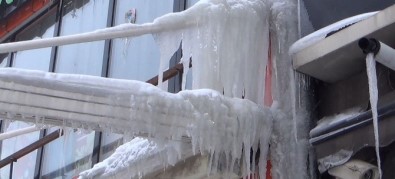 Kars'ta Çatılarda İki Metrelik Buz Sarkıtları Oluştu