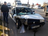 HÜSEYIN YAŞAR - Manisa'da İki Otomobil Çarpıştı Açıklaması 2 Yaralı