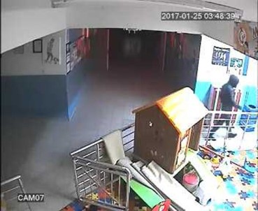Maskeli Okul Hırsızı Güvenlik Kamerasında