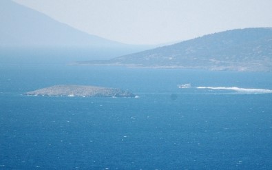 Kardak'ta Türk sahil güvenlik uçağından alçak uçuş
