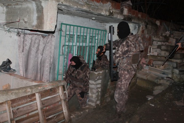 İstanbul'da zehir tacirlerine şafak operasyonu