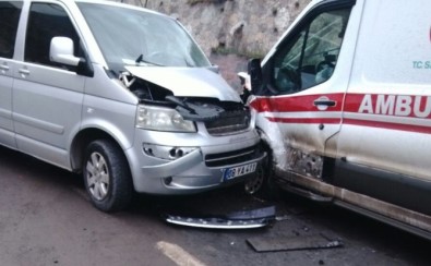Artvin'de Hasta Taşıyan Ambulans Kaza Yaptı Açıklaması 2 Yaralı