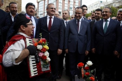 Bakan Bozdağ'a Engelli Sokak Şarkıcısından 'Türkiyem' Ziyafeti
