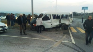 Kamyonetle Minibüs Çarpıştı Açıklaması 1 Ölü, 4 Yaralı