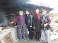 YENİ ANAYASA - Kula'da AK Parti'li Kadınlar Kapı Kapı Dolaşıyor