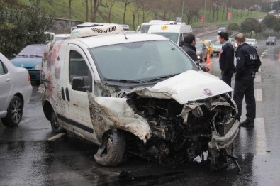 Şişli'de Ağaca Çarparak Savrulan Aracın Motoru Yerinden Söküldü