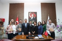 ŞEHİR TİYATROSU - Toroslar Belediyesi Şehir Tiyatrosu Oyuncuları, Ödüllerini Başkan Tuna İle Paylaştı