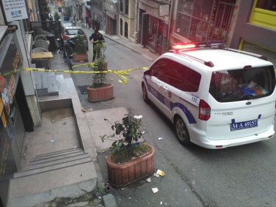 Beyoğlu'nda Otel Odasından Düşen Kişi Ağır Yaralandı