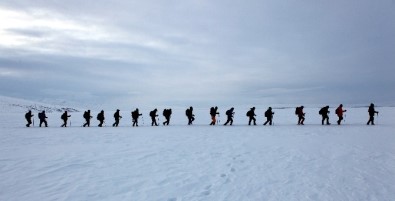 Gazeteciler Buz Tutan Çıldır Gölü'nde 8 Kilometre Yürüdü Ve Kamp Yaptı