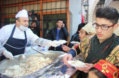 Kahramanmaraş'ta Şehitler Anısına 5 Bin Kişiye Etli Pilav Dağıtıldı