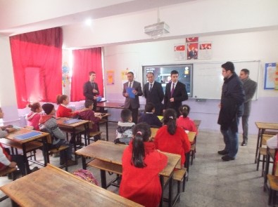 Malazgirt'te 1109 Öğrenciye Kıyafet Dağıtıldı