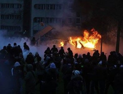 Paris'te polis şiddeti protesto edildi