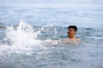 KONYAALTI SAHİLİ - Antalya'da Kış Güneşinde Deniz Keyfi