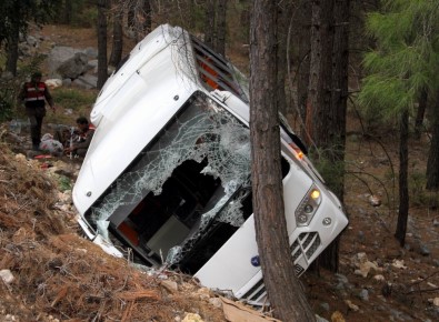 Antalya'da Midibüs Devrildi Açıklaması 2 Ölü, 15 Yaralı