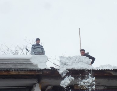 Çatılarda Tehlikeli Kar Temizliği