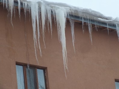 Çatılardan Sarkan Buz Kütleleritehlike Saçıyor