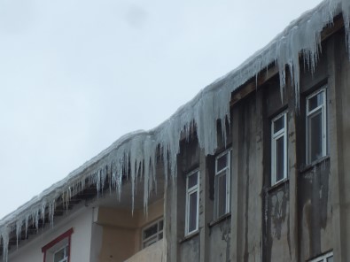 Çatılardan Sarkan Buz Sarkıtları Tehlike Saçıyor