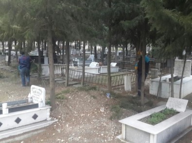 Manisa'daki Mezarlıklar Bakıma Alındı