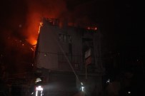SEYRANTEPE - Şişli'de Korkutan Çatı Yangını