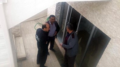 Cami Tuvaletinde Kilitli Kalan Vatandaşı Polis Kurtardı