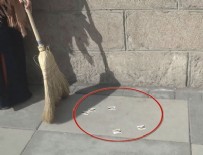 HACI BAYRAM-I VELİ - Fuhuş kartvizitlerine 'süpürgeli' tepki