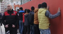 BILYONER - Galatasaray Taraftarını Taşıyan Araçlara Saldırı