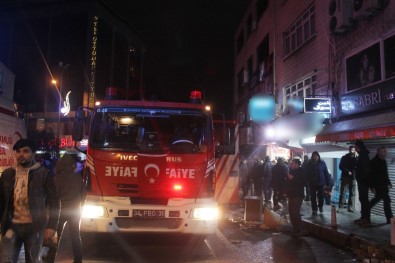 Kağıthane'de Molotoflu Ve Ses Bombalı Saldırı