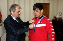 Şampiyon Güreşçi Başarıya Doymuyor