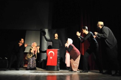 Akşehir'de 'Matruşka' Oyunu Sahnelendi