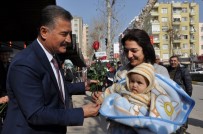 Başkan Tuna, Sevgililer Günü'nde 5 Bin Gül Dağıttı, 30 Çiftin Nikahını Kıydı