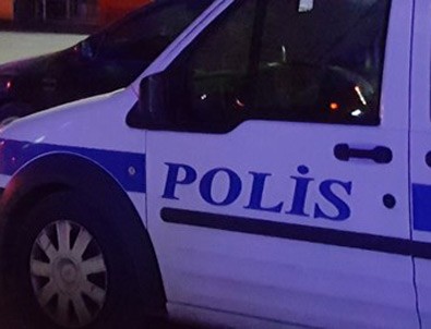 İzmir'de 'dur' ihtarına uymayan araç polise çarptı: 1 şehit