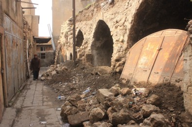 Mardin'de Tarihi Yapılar Dökülüyor