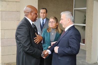 Ruanda Cumhuriyeti Büyükelçisi Williams Nkurunziza Vali Kamçı'yı Ziyaret Etti
