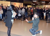 DANS GÖSTERİSİ - Sevgililer Günü'nde AVM Ortasında Evlenme Teklifi