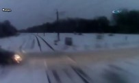 KADIN SÜRÜCÜ - Tren Otomobile Böyle Çarptı