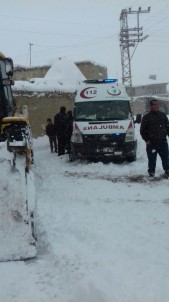 Hasta Taşıyan Ambulansı Belediye Ekipleri Kurtardı