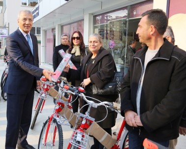 Mezitli Belediyesi, Sevgililer Günü'nde 14 Kişiye 14 Bisiklet Dağıttı