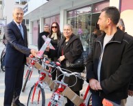 SEVGILILER GÜNÜ - Mezitli Belediyesi, Sevgililer Günü'nde 14 Kişiye 14 Bisiklet Dağıttı