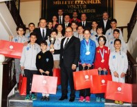 AMIR ÇIÇEK - Şampiyonlardan Vali Çiçek'e Ziyaret