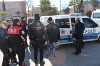 ADIYAMAN ADLİYESİ - Adliye Önünde Birbirlerine Girdiler Açıklaması 5 Yaralı, 15 Gözaltı