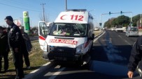 İBRAHIM AYDEMIR - Ambulans Minibüsle Çarpıştı Açıklaması 1'İ Ağır 5 Yaralı