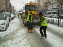 ÖZALP BELEDİYESİ - Özalp Belediyesinden Yol Tuzlama Çalışması