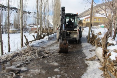 Develi'de Köy Yolları Temizleniyor