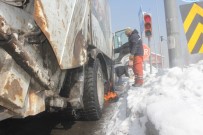 YAKIT DEPOSU - Kırımızı Işıkta Duran Aracın Yakıt Deposu Dondu