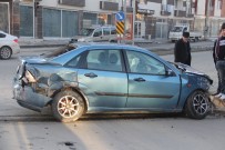 TUNCAY AYDıN - Öğrenci Servisi İle Otomobil Çarpıştı Açıklaması 3 Yaralı