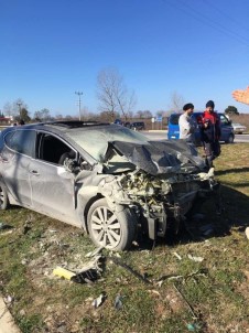 Sakarya'da İki Otomobil Çarpıştı Açıklaması 1 Ölü, 2 Yaralı
