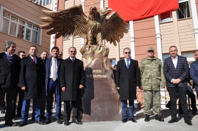 Şehitler Anısına 4 Metrelik 'Çift Başlı Kartal' Anıtı