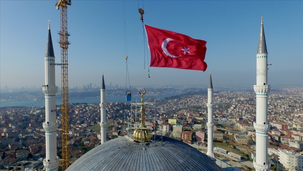 Dünyanın en büyük 'alem'i dikildi