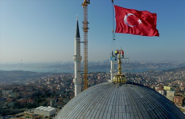 Dünyanın en büyük 'alem'i dikildi